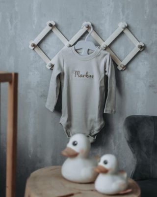 Naše kolekce ,,Jméno, které hřeje,, přináší jemné vyšívky, které dělají oblečení osobním pokladem. Steh po stehu vyšíváme...